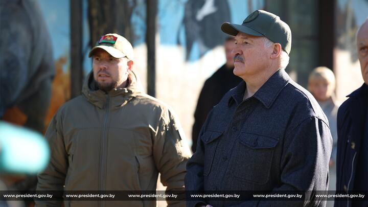 Александр Лукашенко в Верхнедвинском районе во время посещения учебно-тренировочных занятий отряда народного ополчения. Фото: president.gov.by