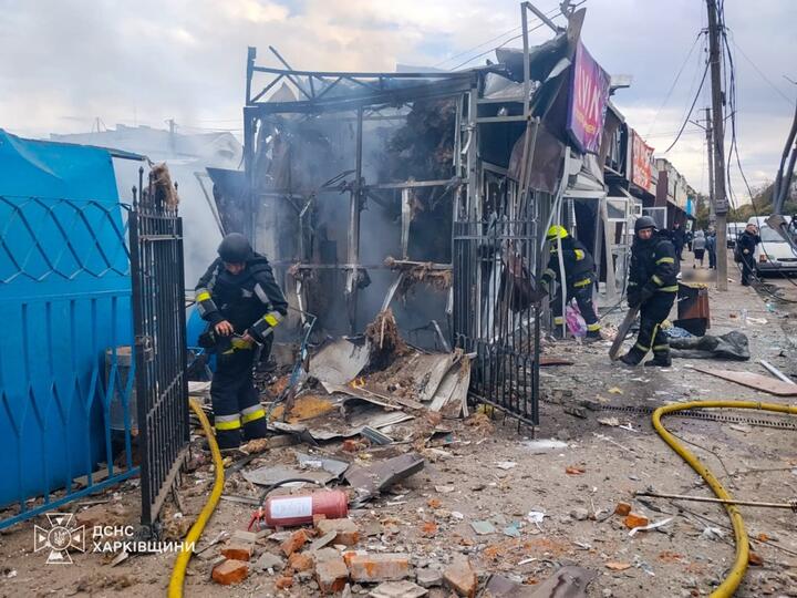 Последствия российского ракетного удара по рынку в городе Лозовая, Харьковская область, Украина, 22 октября 2026 года. Фото: ГСЧС Украины