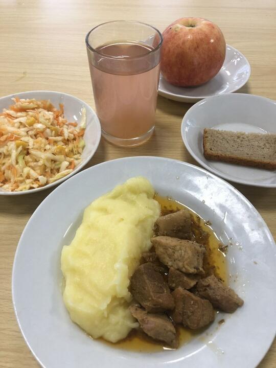 Обед для детей старше 11 лет. Фото: телеграм-канал гимназии №15 Минска