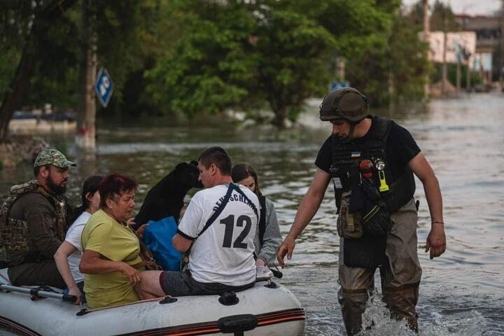 Спасение жителей затопленных районов Херсона, 6 июня 2023 года. Фото: ГСЧС Украины
