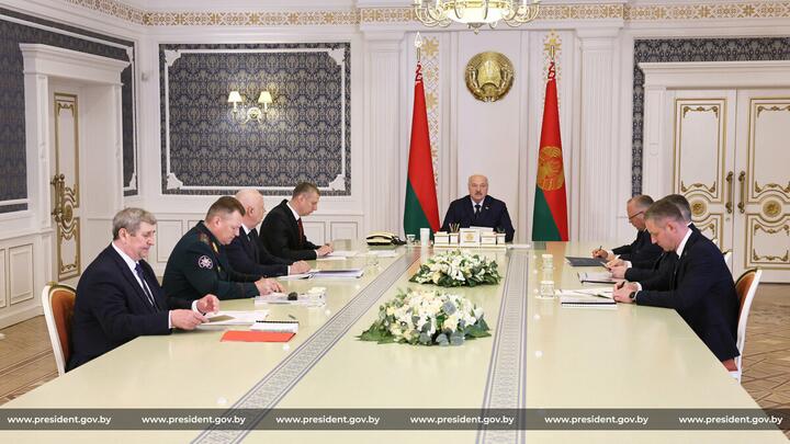 Александр Лукашенко 25 апреля заслушал доклад о развитии районов Гомельской области, пострадавших от катастрофы на Чернобыльской АЭС. Фото: пресс-служба Лукашенко