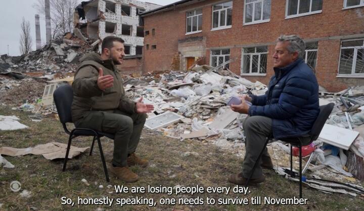 Владимир Зеленский общался с журналистом CBS в обстреливаемых российской армией Сумах. Скриншот видео