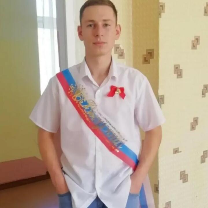 Александр Петлинский на выпускном в 9-м классе. Фото с сайта Би-би-си Александр Петлинский на выпускном в 9-м классе. Фото с сайта Би-би-си