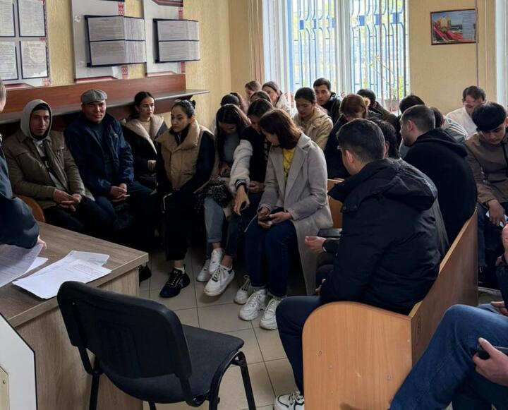 Во время «профилактического мероприятия» в Ленинском РОВД Гродно, май 2025 года. Фото: t.me/Neman102 Во время «профилактического мероприятия» в Ленинском РОВД Гродно, май 2025 года. Фото: t.me/Neman102