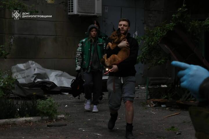 Последствия обстрела Днепра. Фото: пресс-служба ГСЧС Украины
