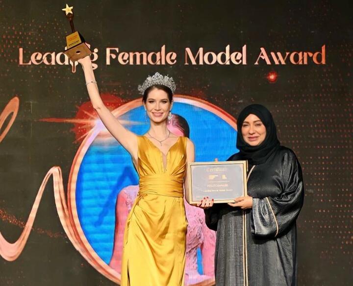 Полли Каннабис (слева) получает приз конкурса Leading Female Model в Дубае, 2022 год. Фото: Instagram / polli_cannabis