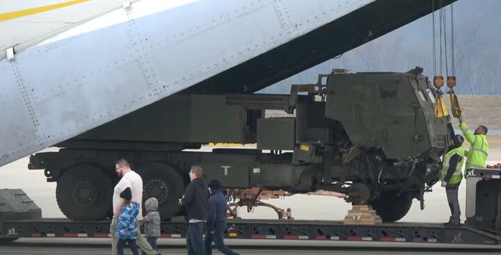Поврежденная установка M142 HIMARS в аэропорту в Пенсильвании. Скриншот видео