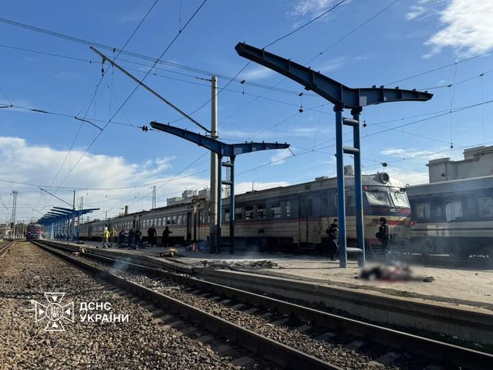 Последствия российского удара по железнодорожному вокзалу в Днепре. Украина, 29 октября 2010 года. Фото: ГСЧС Украины
