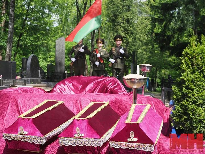 Перезахоронение останков 75 человек, найденных вблизи улицы Парниковой в Минске, Чижовское кладбище, 17 июня 2025 года. Фото: Юрий Мозолевский / «Минск-Новости» Перезахоронение останков 75 человек, найденных вблизи улицы Парниковой в Минске, Чижовское кладбище, 17 июня 2025 года. Фото: Юрий Мозолевский / «Минск-Новости»