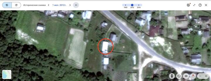 Сервис Google Earth позволяет заглянуть в недавнее прошлое. Так спорная постройка выглядела в 2012 году. Граница между участками хорошо видна, однако назвать постройку полноценным зданием (если сравнивать с окружающими) язык не повернется