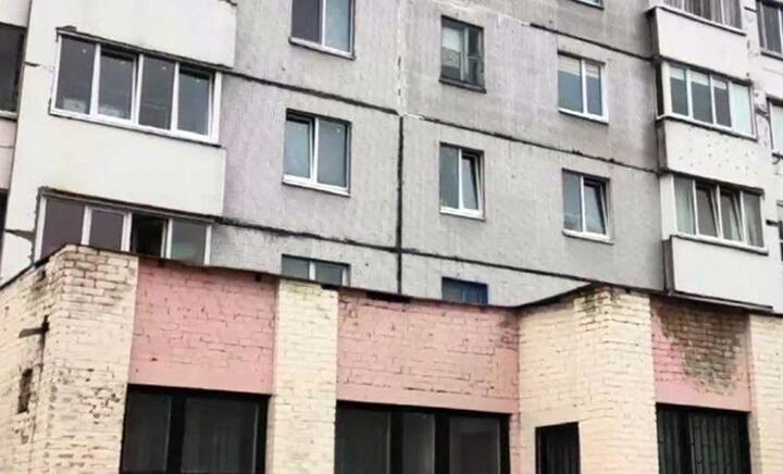 Козырек многоэтажного дома в Могилеве, где нашли новорожденную девочку в пакете. Фото: Следственный комитет Козырек многоэтажного дома в Могилеве, где нашли новорожденную девочку в пакете. Фото: Следственный комитет