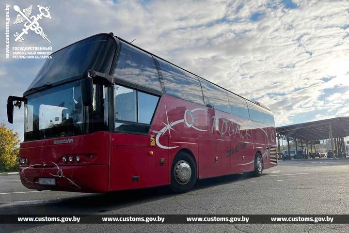 Изъятый по решению суда автобус. Фото: Таможенный комитет