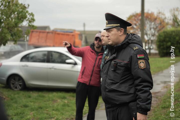 Разбирательства в Поколюбичах. Фото: «Гомельская праўда»