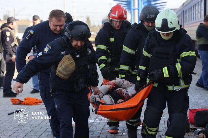 Последствия российского удара по железнодорожному вокзалу в Днепре. Украина, 29 октября 2010 года. Фото: ГСЧС Украины