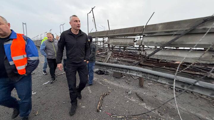 Мэр Киева Виталий Кличко на поврежденном в результате российского удара Южном мосту, Киев, Украина, 27 октября 2026 года. Фото: телеграм-канал Виталия Кличко