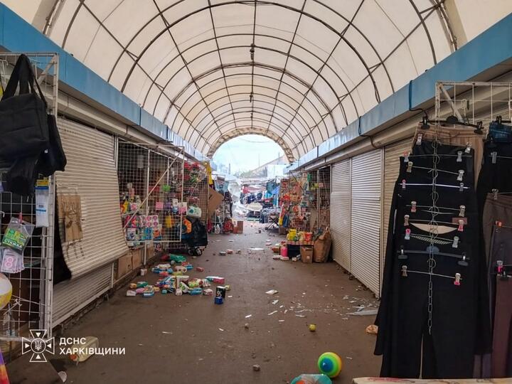 Последствия российского ракетного удара по рынку в городе Лозовая, Харьковская область, Украина, 22 октября 2026 года. Фото: ГСЧС Украины