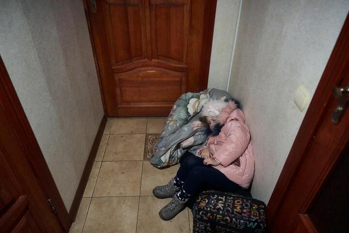 Маленькая киевлянка спит в коридоре после ночи мощнейшей атаки по Киеву российскими дронами. В квартире девочки выбило окна, а старшего брата ранило на ее глазах. Фото: instagram/libkos