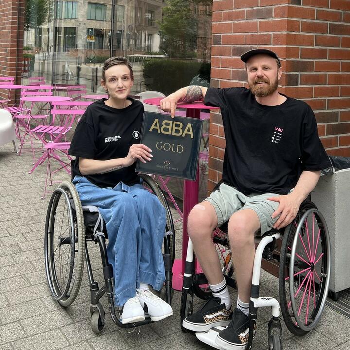 Саша Авдевич с сотрудницей Inclusive Barista у входа в кофейню. Фото: facebook.com/sasha.avdevich Саша Авдевич с сотрудницей Inclusive Barista у входа в кофейню. Фото: facebook.com/sasha.avdevich