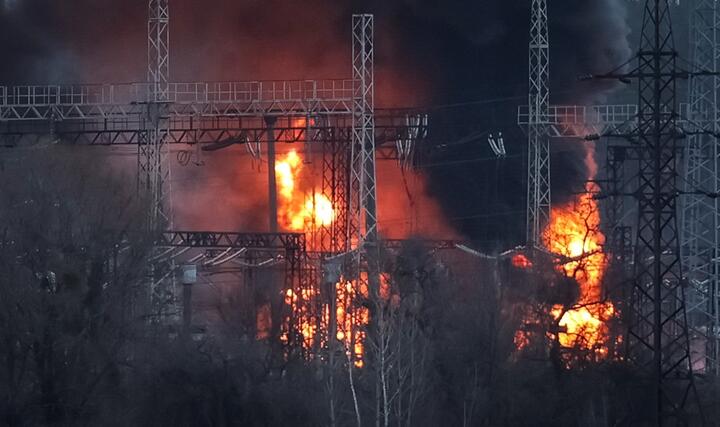 Пламя у высоковольтных линий на месте российского ракетного удара, Харьков, Украина, 22 марта 2024 года. Фото: Reuters