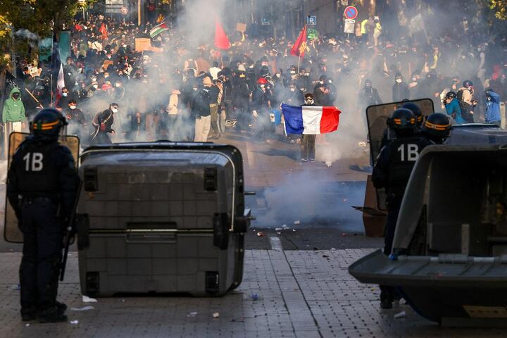 Протестующие напротив полиции во время санкционированной демонстрации. Франция, 24 октября 2026 года. Reuters / Manon Cruz