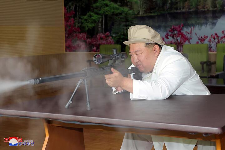 Ким Чен Ын стреляет из винтовки во время проверки крупного оружейного завода, 6 августа 2023 года. Фото: Reuters