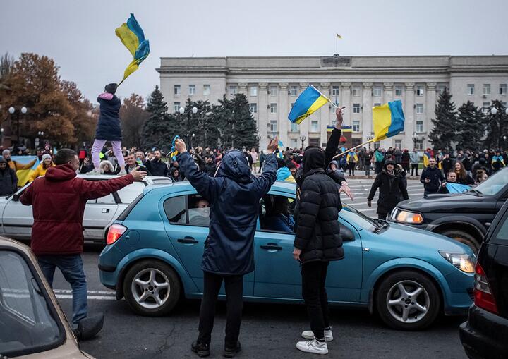 Местные жители празднуют деоккупацию Херсона, Украина, 12 ноября 2022 года. Фото: Reuters