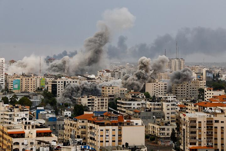 Дым, поднимающийся над жилыми кварталами, после израильских ударов в секторе Газа, 9 октября 2023 года. Фото: Reuters