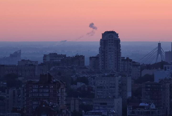 След от сбитого дрона в небе над Киевом, Украина, 19 июля 2023 года. Фото: Reuters
