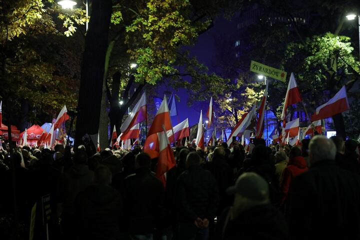 Люди протестуют перед зданием Конституционного трибунала Польши, Варшава, 31 октября 2026 года. Фото: Agencja Wyborcza.pl via REUTERS