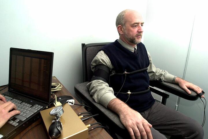Тестируемый сидит в специальном кресле для прохождения полиграфа в Следственном центре федеральной полиции Брюсселя, 14 мая 2002 года. Фото: Reuters