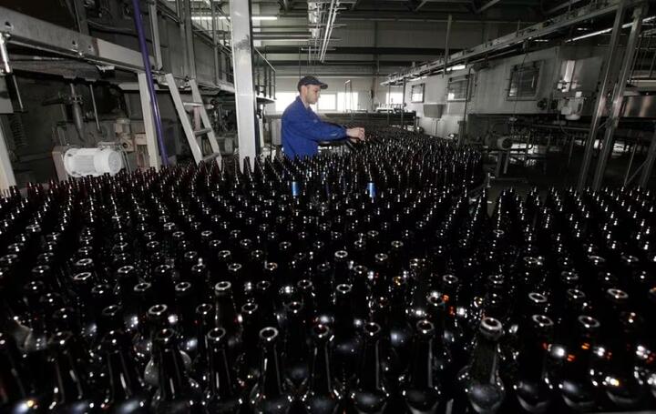 Сотрудник на линии розлива пива на пивоваренном заводе Carlsberg «Балтика-Пикра» в Красноярске, 10 января 2013 года. Фото: Reuters