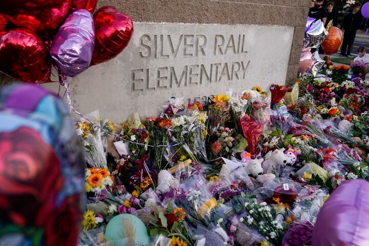Импровизированный мемориал в начальной школе Silver Rail, где произошла стрельба, штат Орегон, США, 16 октября 2026 года. Фото: Reuters