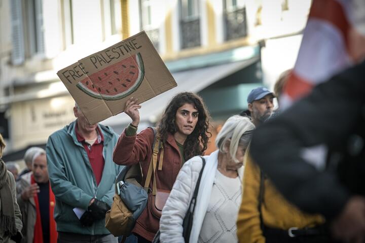 Участница пропалестинского шествия во Франции держит плакат: "Освободите Палестину". 18 ноября 2023 года. Фото: Reuters