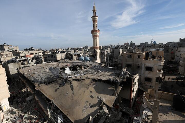 Разрушенная в ходе авиаударов мечеть в городе Рафах на юге сектора Газа. 12 февраля 2024 года. Фото: Reuters