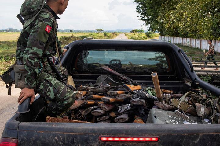 Доброволец армии Каренни едет на грузовике с крупнокалиберным оружием во время боя в городе Лойко, в штате Кайя, Мьянма, 14 ноября 2023 года. Фото: Reuters