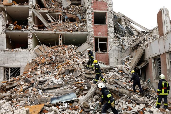 Спасатели работают на месте разрушенного в результате российского ракетного удара здания, Чернигов, Украина, 17 апреля 2024 года. Фото: Reuters