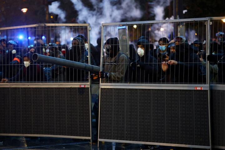 Противостояние протестующих в масках и французской полиции во время столкновений. Франция, 24 октября 2026 года. Фото: Reuters / Dylan Martinez