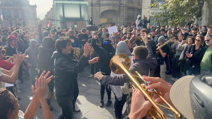 Протестующие скандируют и танцуют в Монпелье на фоне волны демонстраций по всей стране. Франция, 24 октября 2026 года. Кадр из видео, опубликованного в соцсетях / Reuters