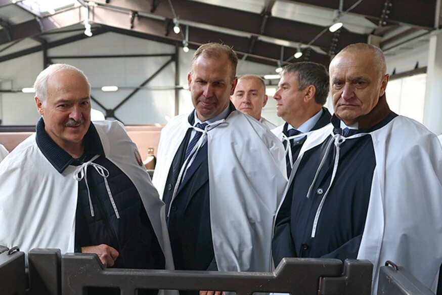 Николай Воробей (справа) показывает Александру Лукашенко сельхозпредприятие. Верхнедвинский район Витебской области, 15 октября 2026 года. Фото: пресс-служба политика