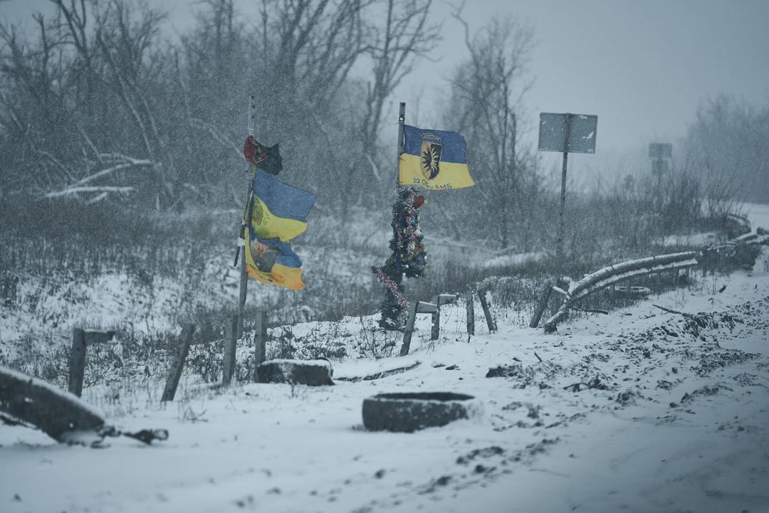 Ёлка на разбитом блокпосту возле Бахмута, Украина, 25 декабря 2023 года. Фото: instagram/libkos