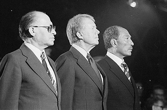 Менахем Бегин, Джимми Картер и Анвар Садат на подписании Кэмп-Дэвидского соглашения, 1978 год. Фото: wikipedia.org