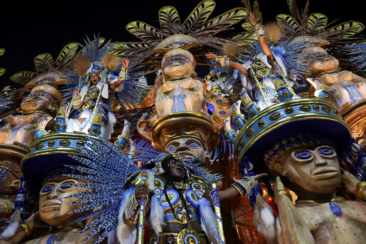 Артисты из школы самбы Beija-Flor выступают во время ночного карнавального парада на Самбадроме в Рио-де-Жанейро, Бразилия, 11 февраля 2024 года. Фото: Reuters