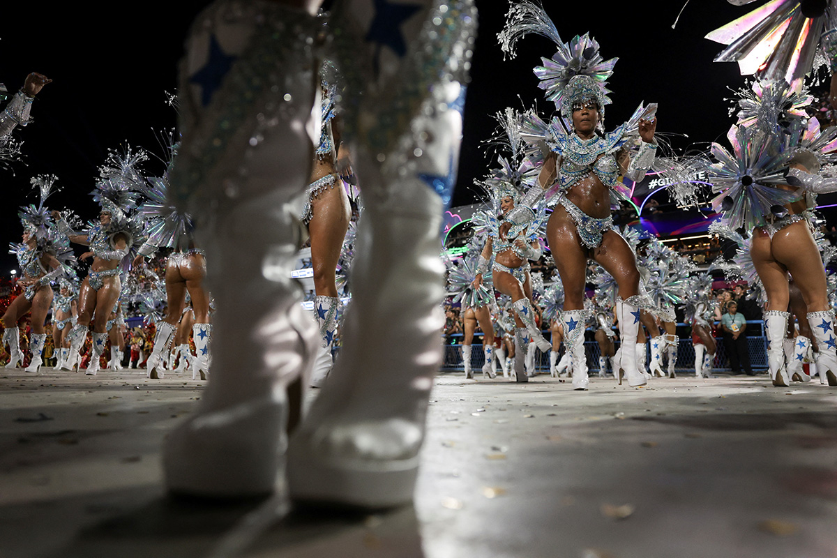 Артисты из школы самбы Salgueiro выступают во время ночного карнавального парада на Самбадроме в Рио-де-Жанейро, Бразилия, 12 февраля 2024 года. Фото: Reuters