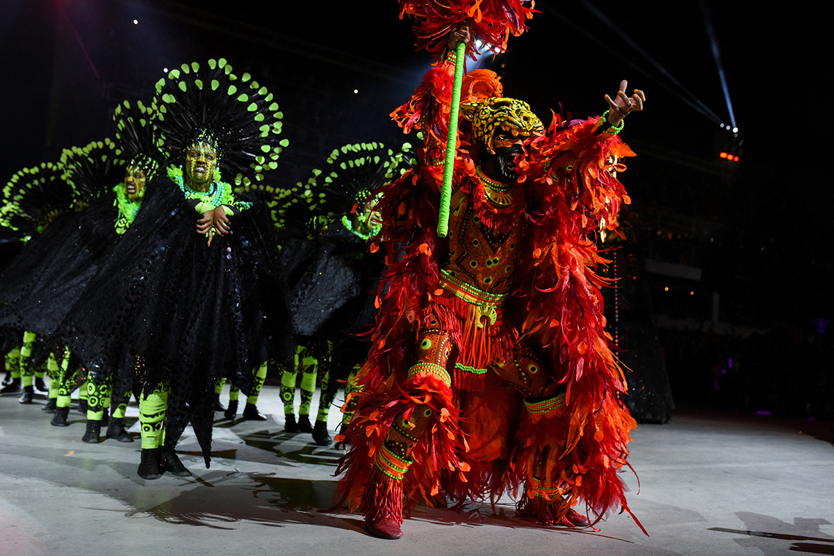 Артисты из школы самбы Grande Rio выступают во время ночного карнавального парада на Самбадроме в Рио-де-Жанейро, Бразилия, 12 февраля 2024 года. Фото: Reuters