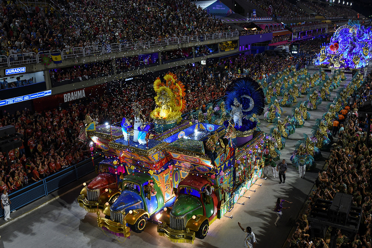 Артисты из школы самбы Imperatriz Leopoldinense выступает во время ночного карнавального парада на Самбадроме в Рио-де-Жанейро, Бразилия, 12 февраля 2024 года. Фото: Reuters