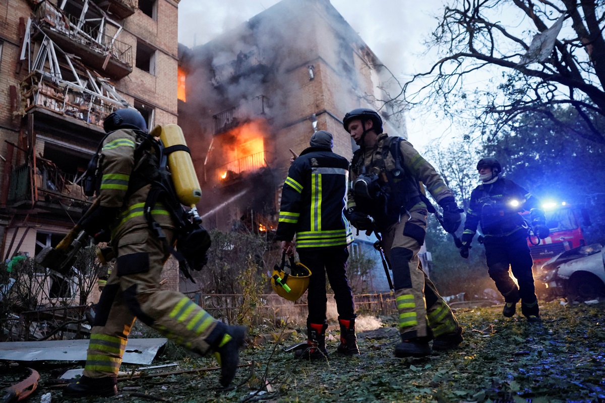 Последствия российской атаки на Киев, Украина, 17 июня 2025 года. Фото: Reuters Последствия российской атаки на Киев, Украина, 17 июня 2025 года. Фото: Reuters