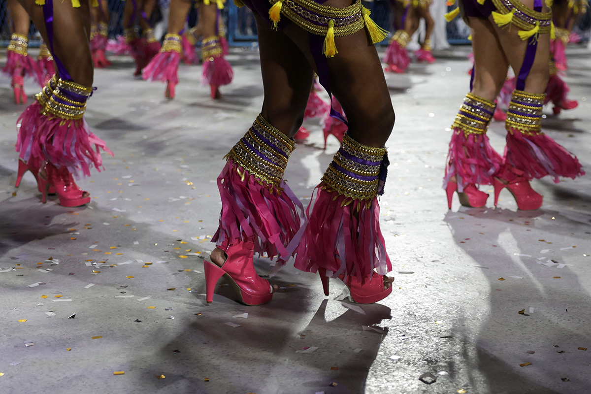 Артисты из школы самбы Beija-Flor выступают во время ночного карнавального парада на Самбадроме в Рио-де-Жанейро, Бразилия, 11 февраля 2024 года. Фото: Reuters