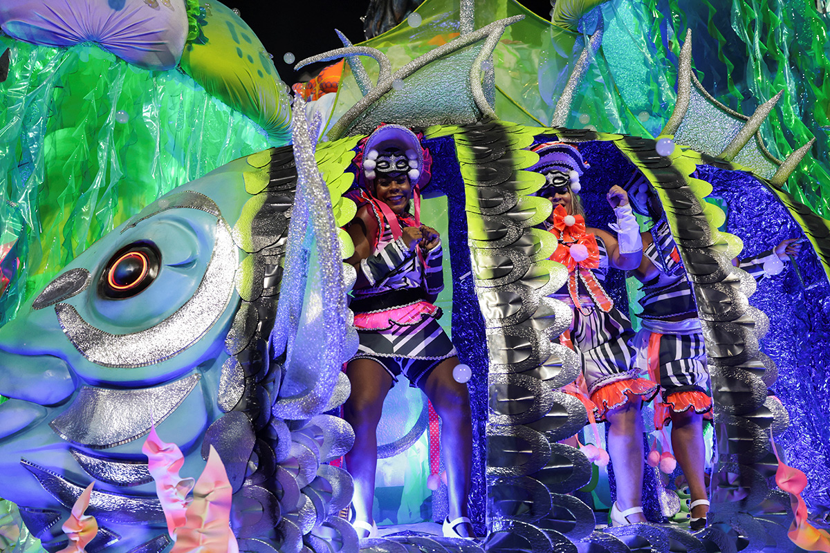 Артисты из школы самбы Beija-Flor выступают во время ночного карнавального парада на Самбадроме в Рио-де-Жанейро, Бразилия, 12 февраля 2024 года. Фото: Reuters