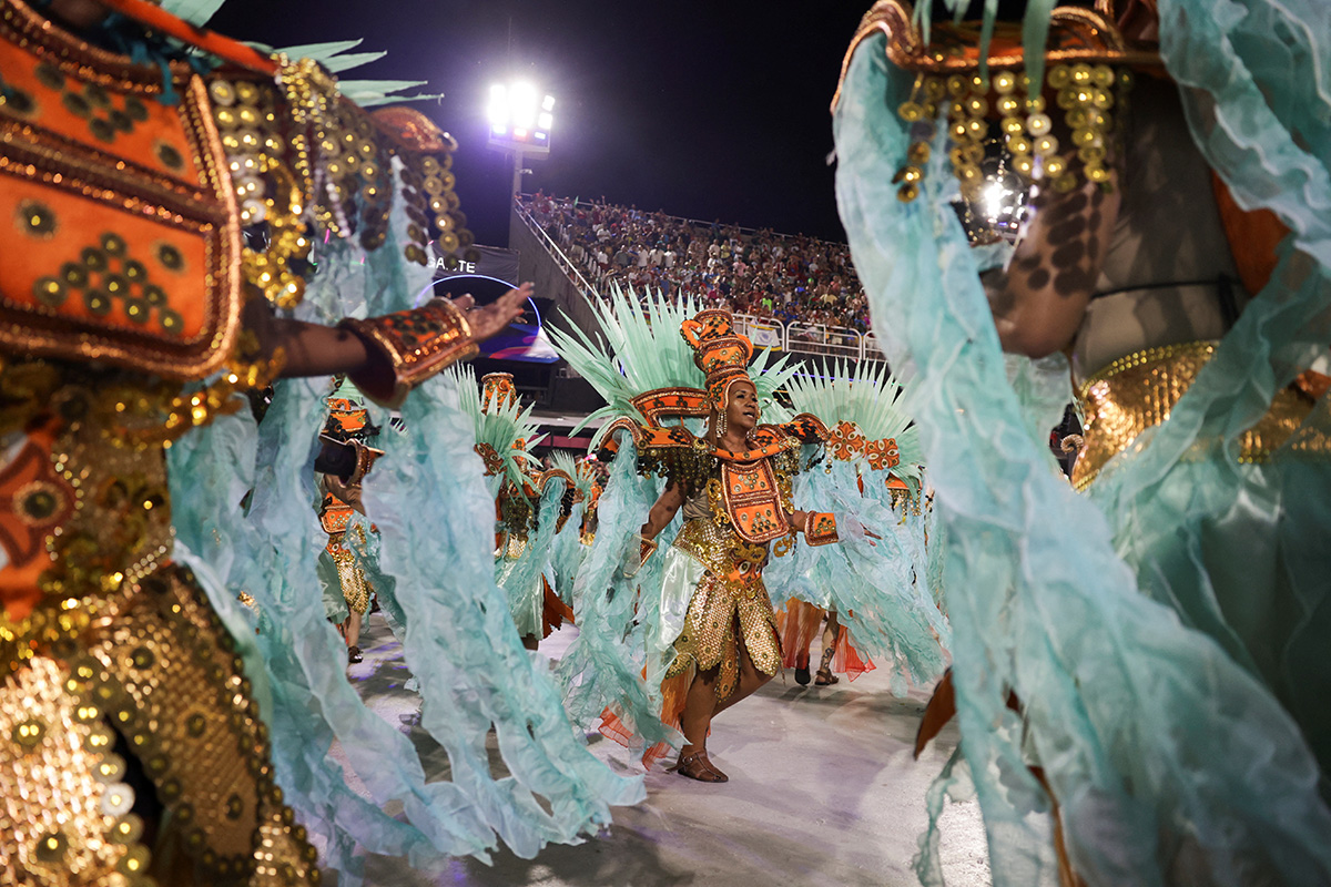Артист из школы самбы Unidos da Tijuca выступает во время ночного карнавального парада на Самбадроме в Рио-де-Жанейро, Бразилия, 12 февраля 2024 года. Фото: Reuters