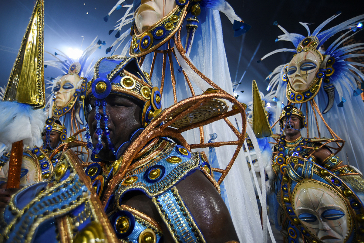 Артисты из школы самбы Beija-Flor выступают во время ночного карнавального парада на Самбадроме в Рио-де-Жанейро, Бразилия, 11 февраля 2024 года. Фото: Reuter